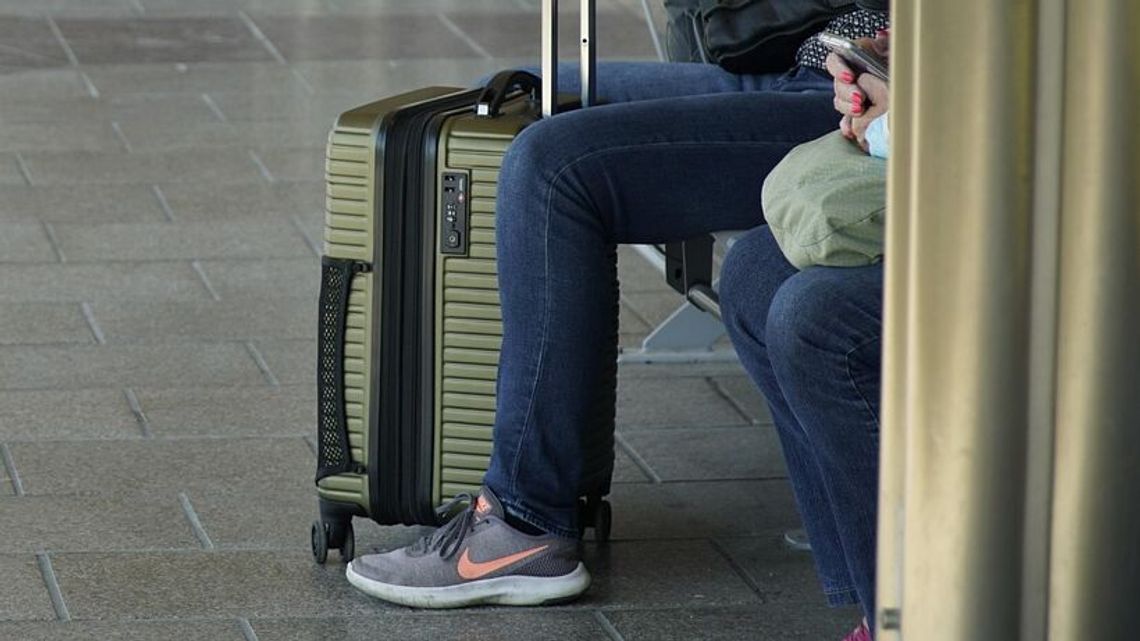 Poszukiwany sam przyszedł na komisariat. Przyniósł bagaże