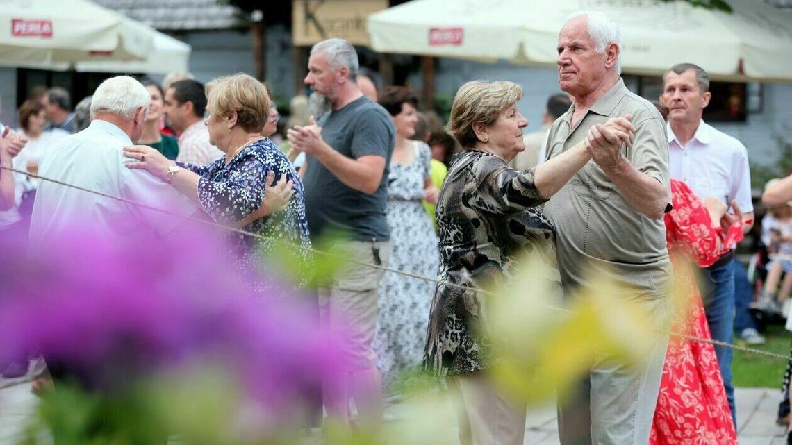 Potańcówka przyciągnęła do Skansenu tłumy miłośników dobrej zabawy