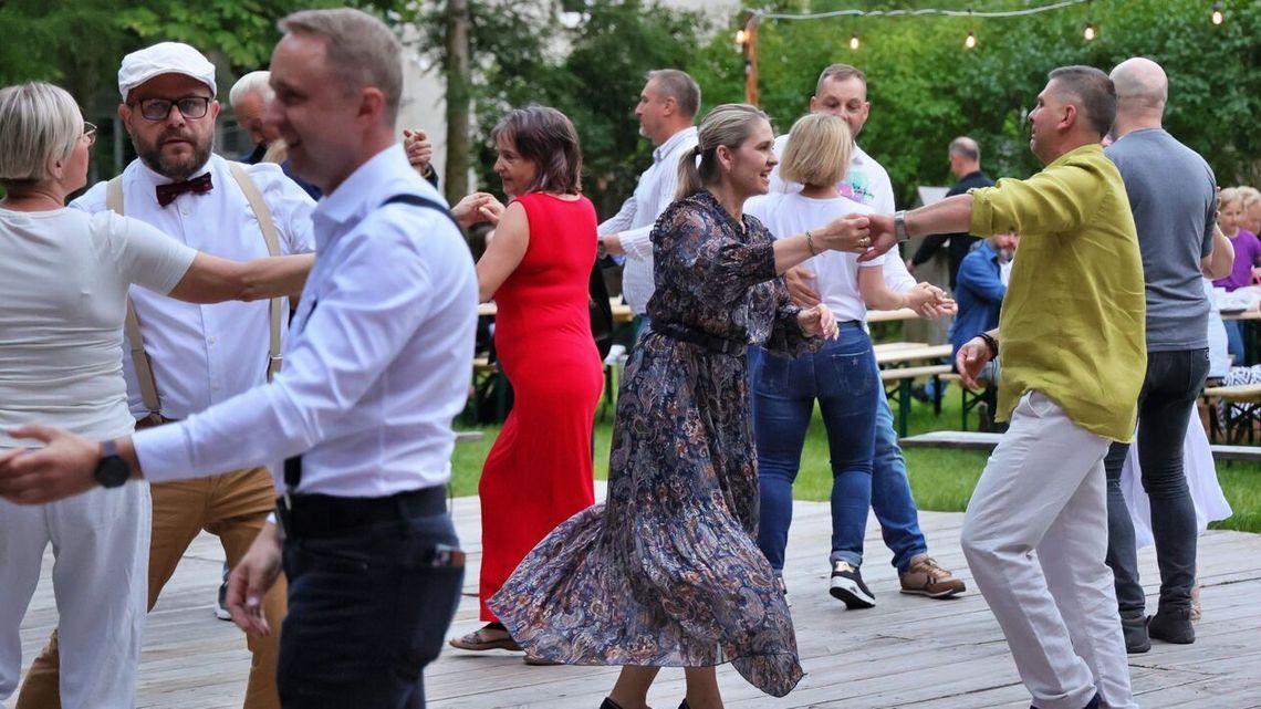 Potańcówka w skansenie. Zobacz, jak się bawiono