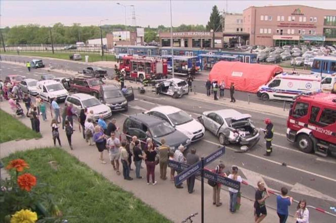 Potężny karambol w Krakowie. Ciężarówka staranowała 19 aut (wideo)