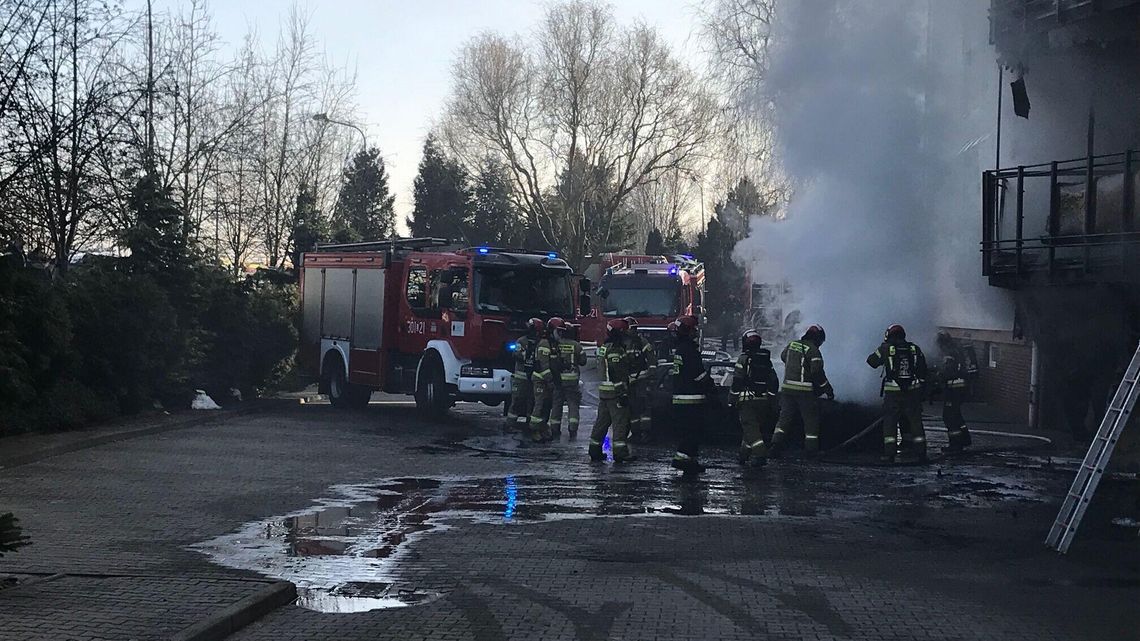 Potężny pożar przy Relaksowej w Lublinie. Ogień z garażu objął budynek