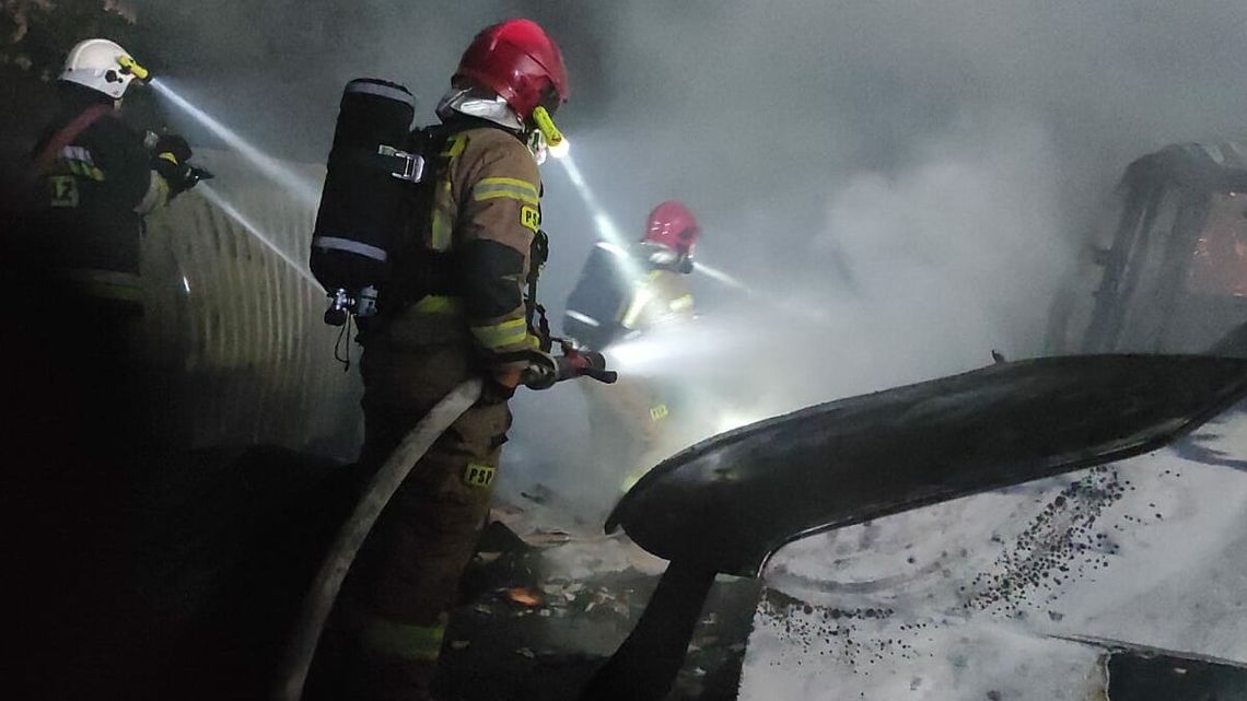 Potężny pożar. Spaliło się pięć motocykli, dwa volkswageny i traktor Potężny pożar. Spaliło się pięć motocykli, dwa volkswageny i traktor