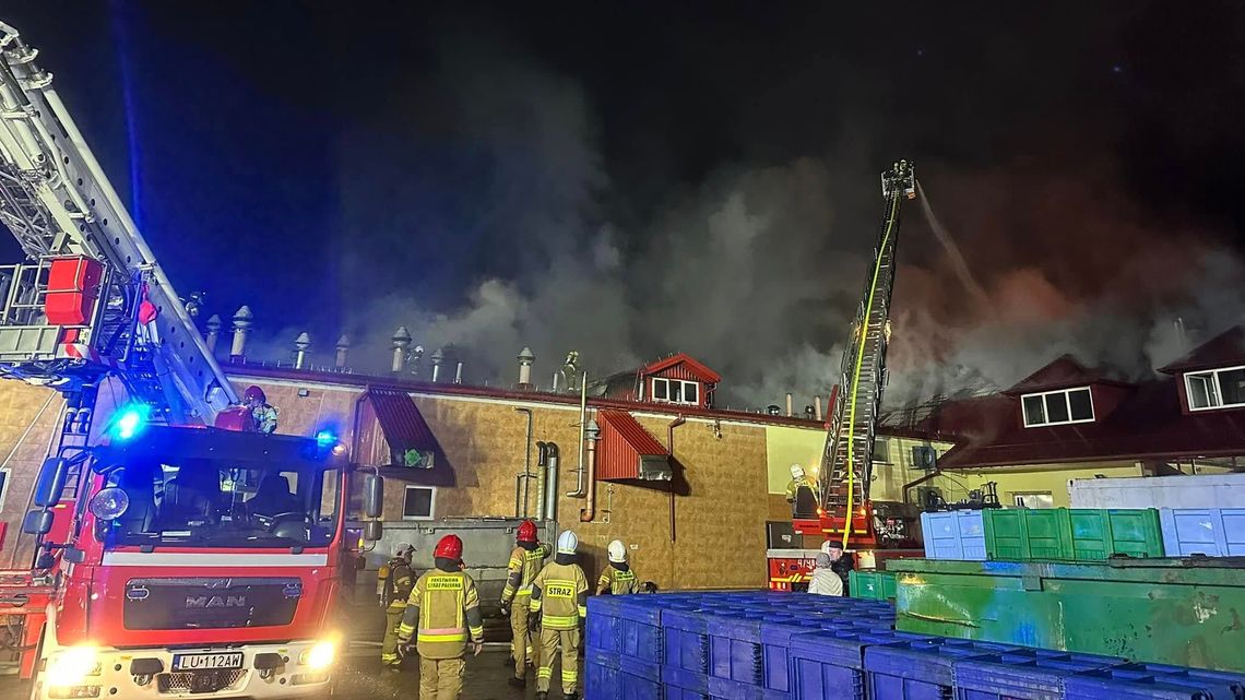 Potężny pożar w zakładzie mięsnym. Gasiło go prawie 100 strażaków. Straty idą w miliony
