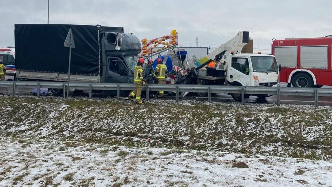 Potężny wypadek w Kurowie. Dostawcze renault wjechało w drogowców
