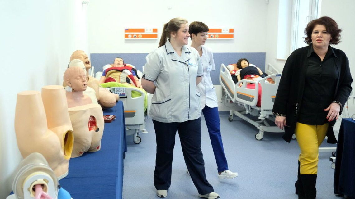 Potną człowieka na tablecie. Wirtualny stół anatomiczny