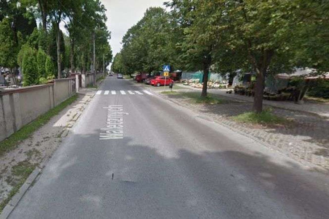 Potrącenie kobiety na chodniku widział tłum ludzi. Ale nikt nie zgłosił się na policję