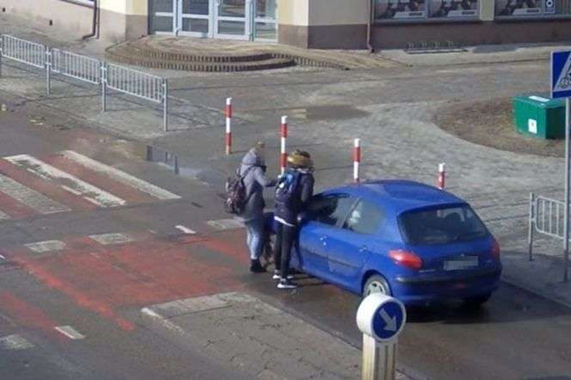 Potrąciła dwie 17-latki. Uznała, że nic im się nie stało i odjechała Potrąciła dwie 17-latki. Uznała, że nic im się nie stało i odjechała