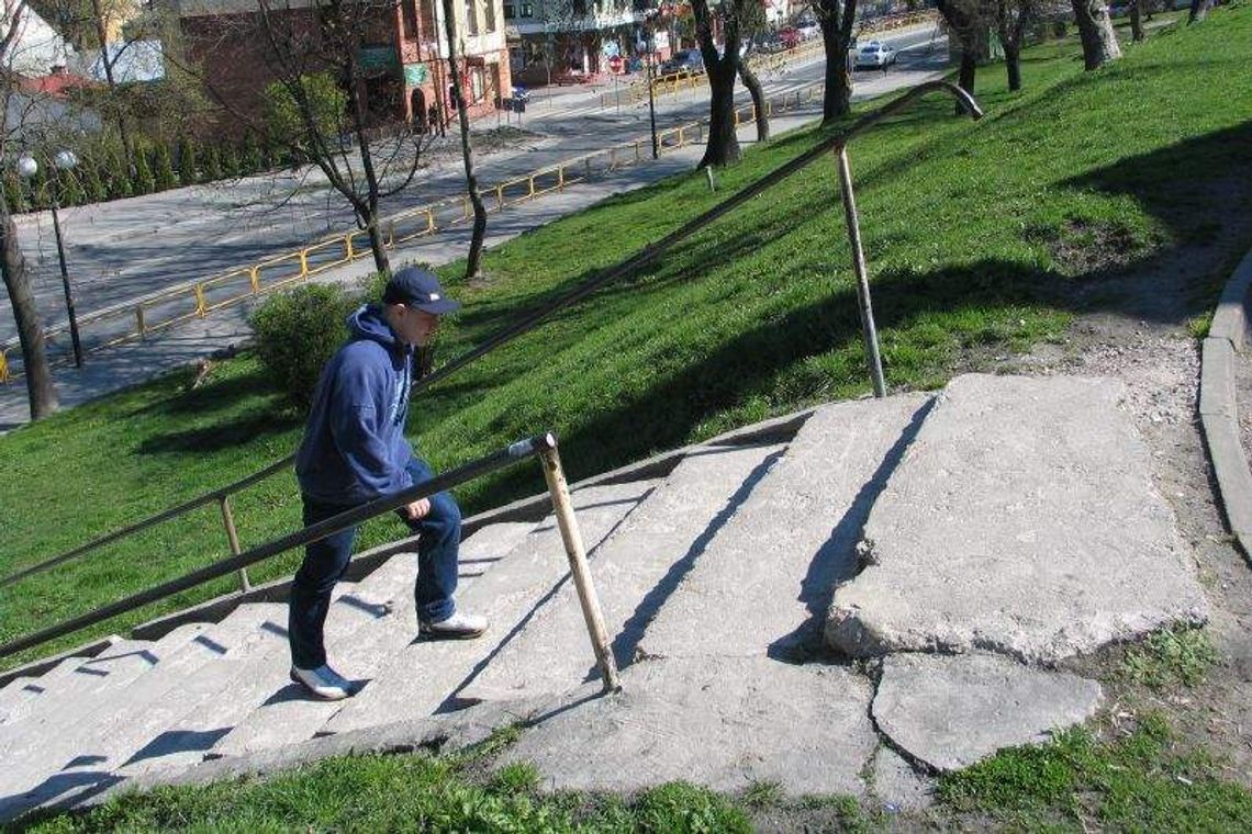 Potrzebny remont parku. Na razie wystarczy na schody