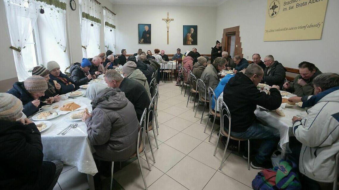 Potrzebujących przybywa. Spotkali się przy świątecznym stole 