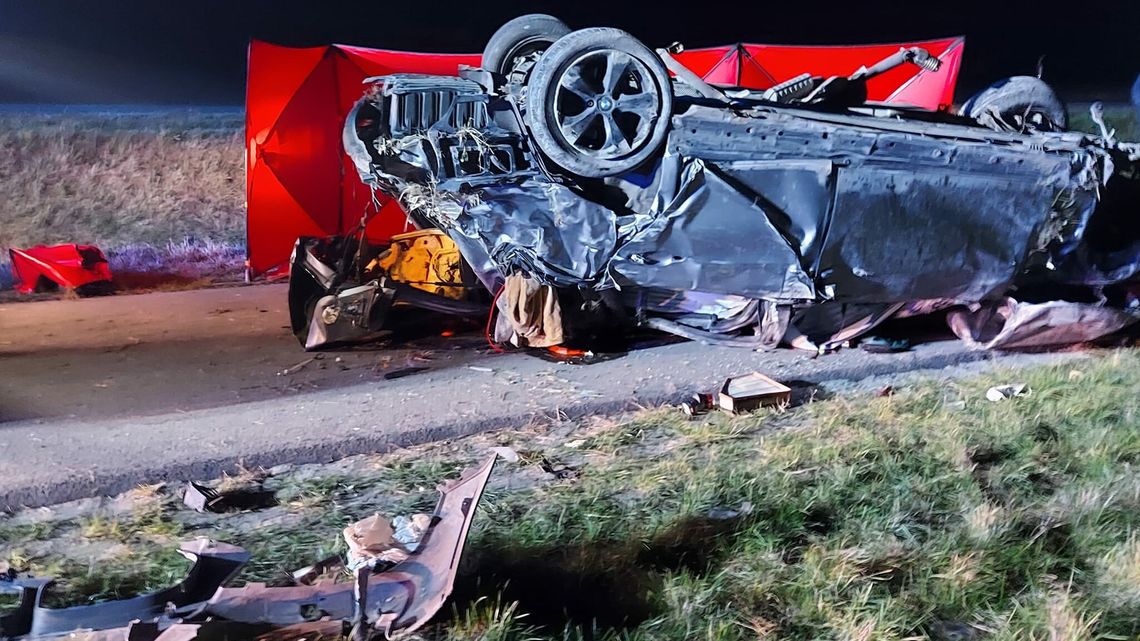 Potworny wypadek. Gdy przyjechali ratownicy, kierowca BMW już nie dawał oznak życia