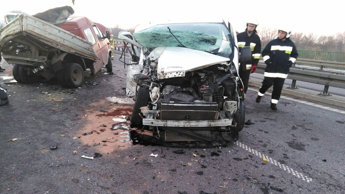 Poważny wypadek busa na S12 w pobliżu Puław. Zablokowana droga do Lublina. Objazdy