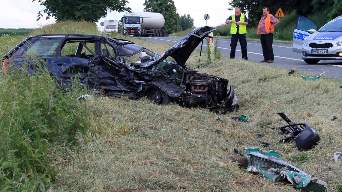 Poważny wypadek między Końskowolą a Kurowem. Droga zablokowana [zdjęcia]
