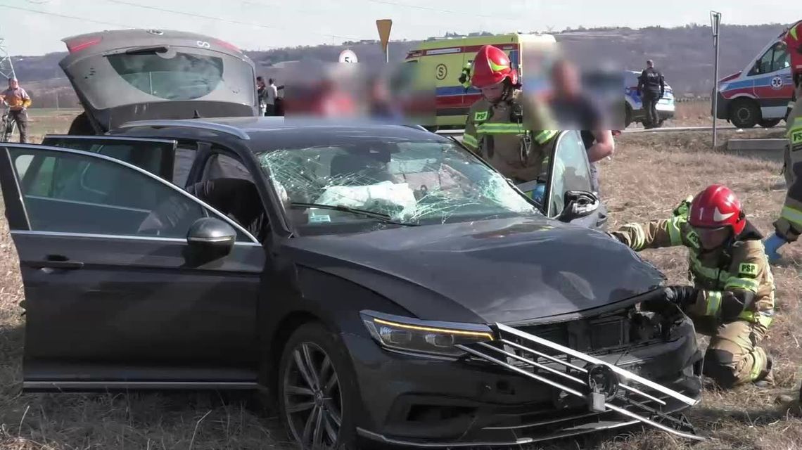 Poważny wypadek na obwodnicy Wojnicza. Trzy osoby trafiły do szpitala Poważny wypadek na obwodnicy Wojnicza. Trzy osoby trafiły do szpitala