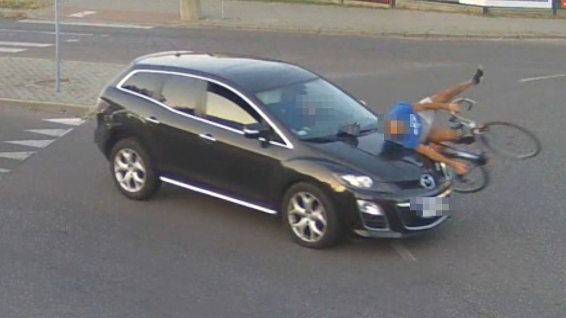 Poważny wypadek na rondzie. Wszystko nagrał monitoring (wideo)