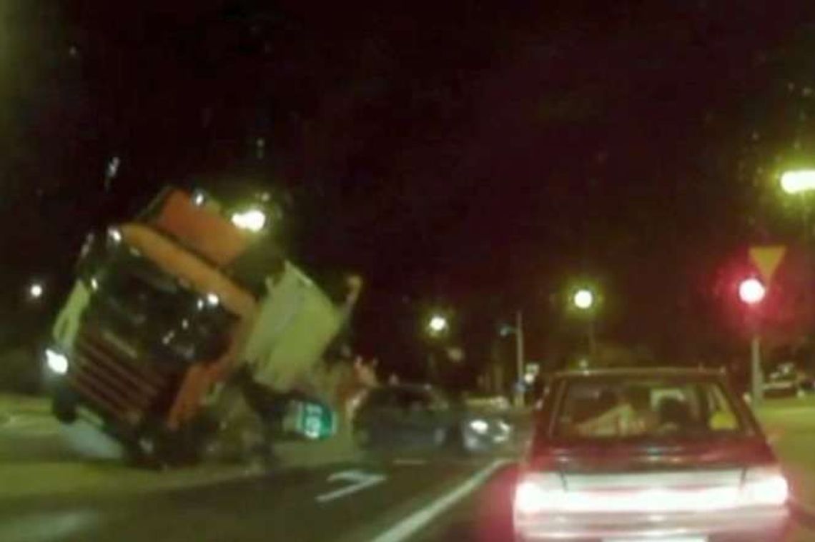 Poważny wypadek w Lublinie. Ciężarówka staranowała inne samochody (wideo)