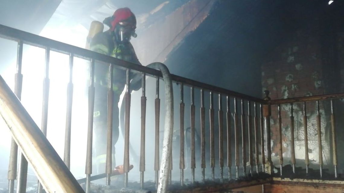 Powiat chełmski: od sadzy w kominie zapaliło się poddasze domu