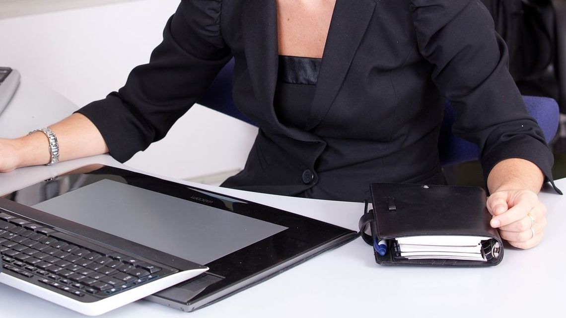 Powiat kraśnicki zatrudnił skarbniczkę. Ale przez kilka miesięcy płacił także skarbniczce z powiatu janowskiego