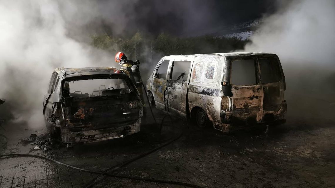 Powiat lubelski. Środek nocy i płonące audi, volkswagen i BMW