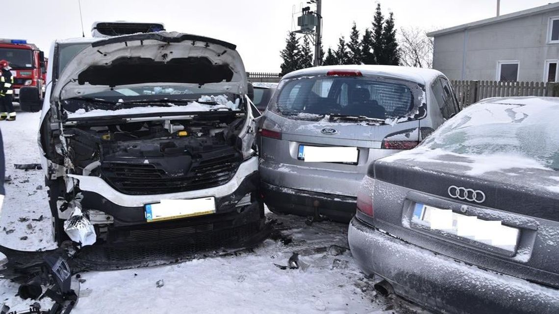 Powiat parczewski. Wypadek podczas wyprzedzania i pięć rozbitych aut