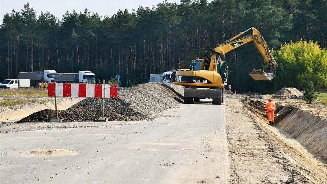 Powiat puławski. Do przystanku PKP po równym