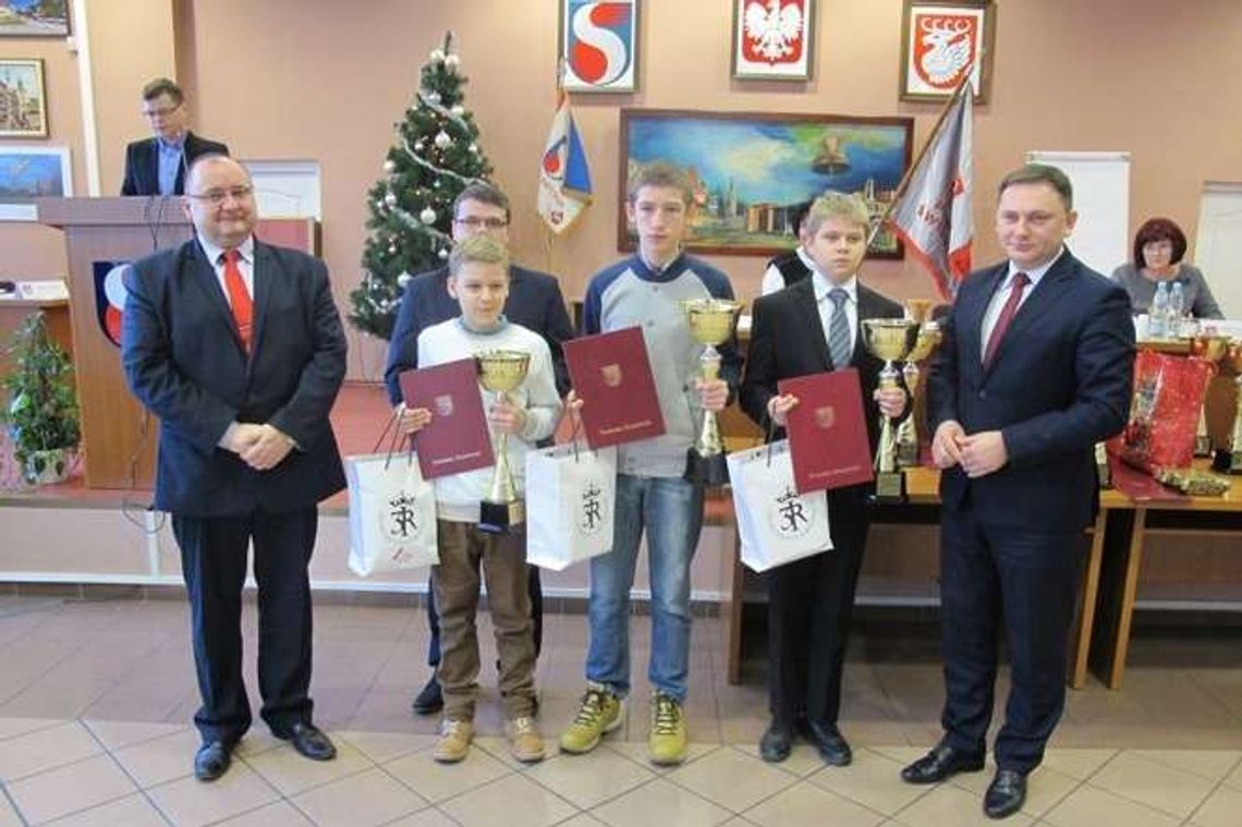 Powiat świdnicki. Sportowcy z pucharami i bonami