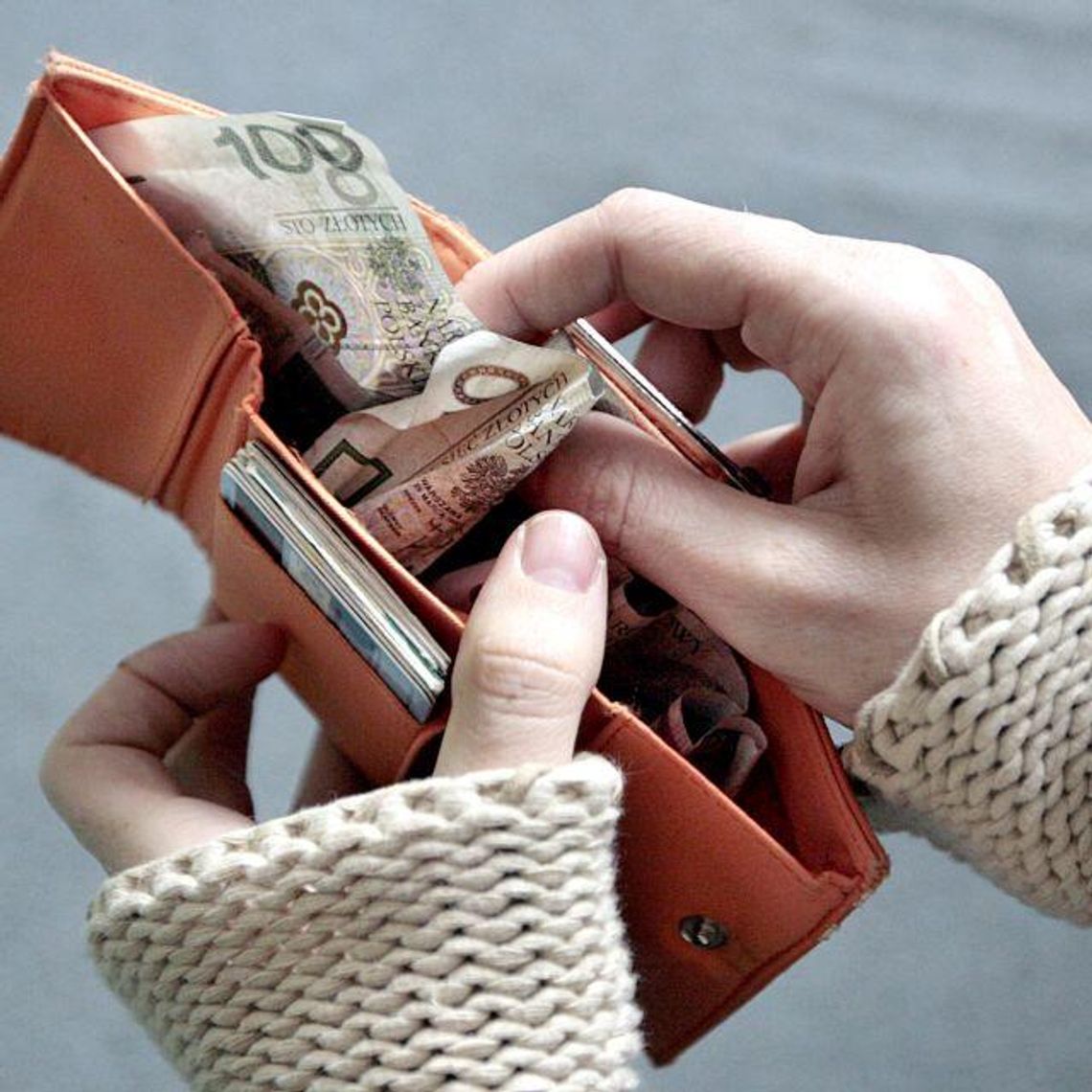 Powiat tomaszowski: Złodziejka ukradła 83-letniej kobiecie 4,5 tys. zł