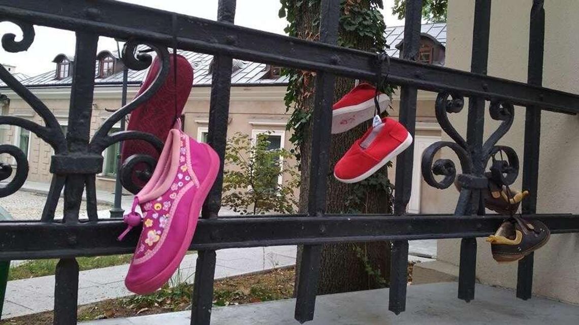 Powiesili dziecięce buty na ogrodzeniu kurii w Lublinie