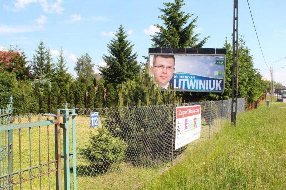 Powiesili mu plakat wyborczy na podwórku. "Chcę odszkodowania" Powiesili mu plakat wyborczy na podwórku. "Chcę odszkodowania"