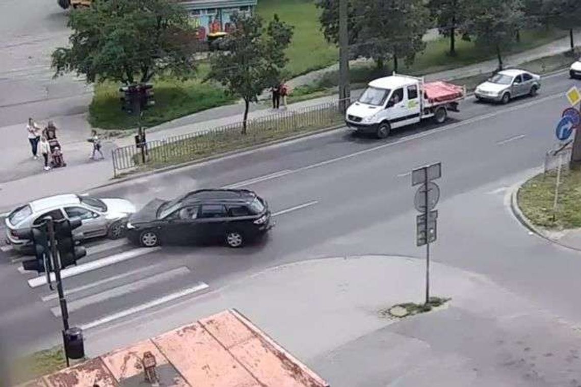 Powinien skręcić w prawo, a pojechał w lewo. Chwilę później tego żałował