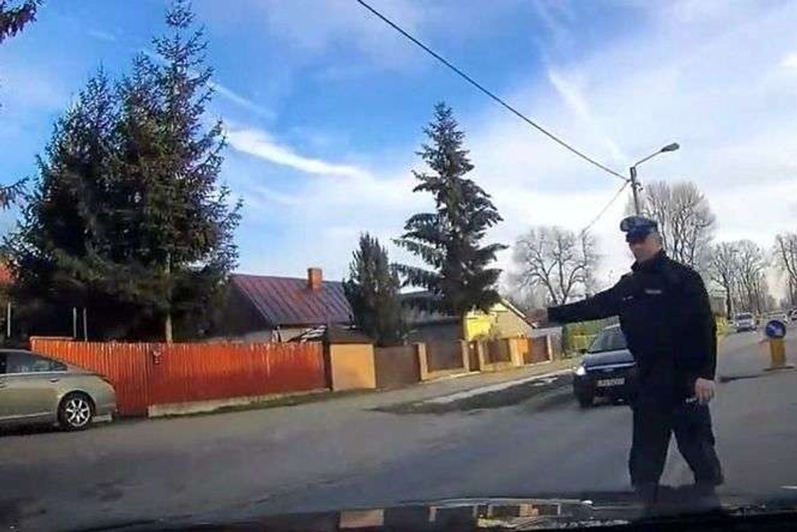 "Powodem zatrzymania jest znak STOP". Kierowca miał szczęście, że miał kamerę "Powodem zatrzymania jest znak STOP". Kierowca miał szczęście, że miał kamerę