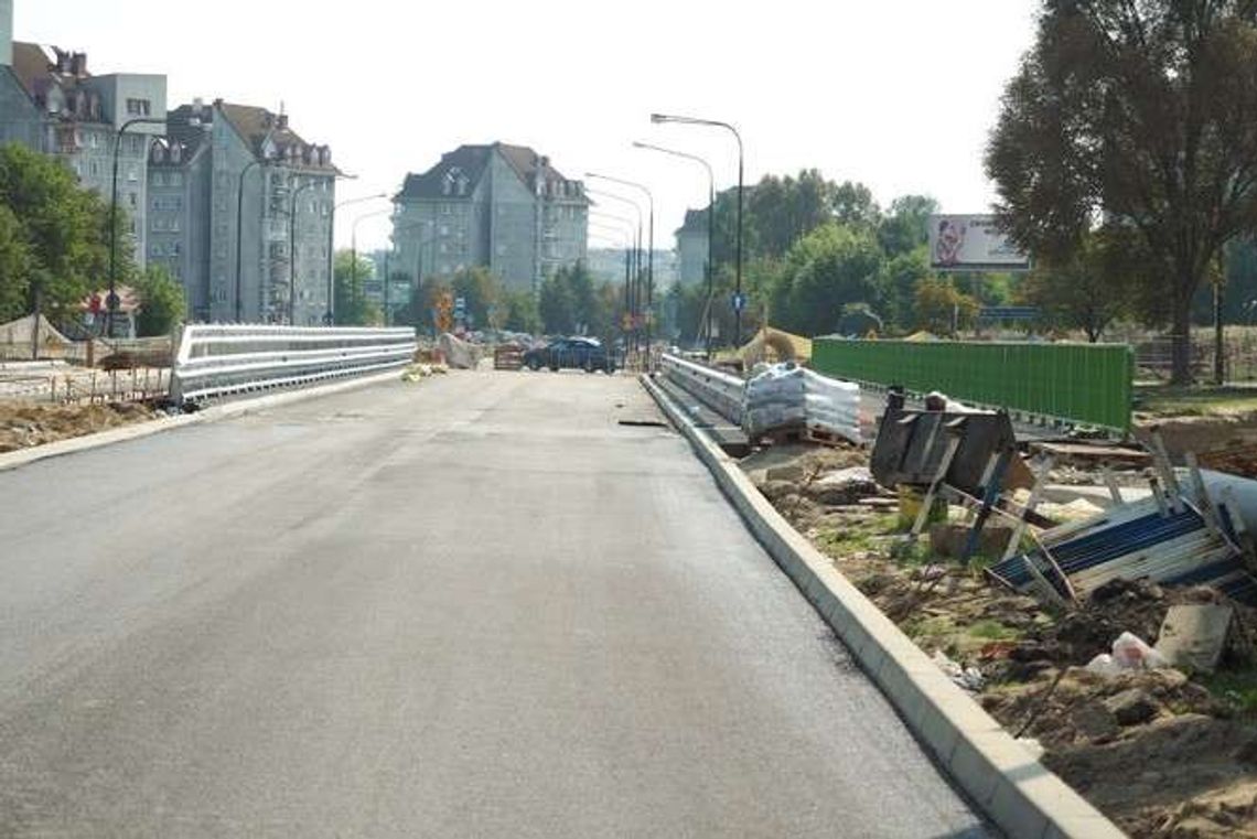Powracamy z objazdu. Otwierają jeden wiadukt na al. Kompozytorów Polskich Powracamy z objazdu. Otwierają jeden wiadukt na al. Kompozytorów Polskich