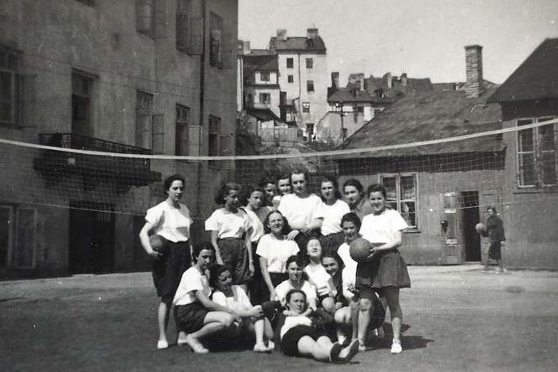 Powrót do szkoły. Początek roku szkolnego na starej fotografii Powrót do szkoły. Początek roku szkolnego na starej fotografii