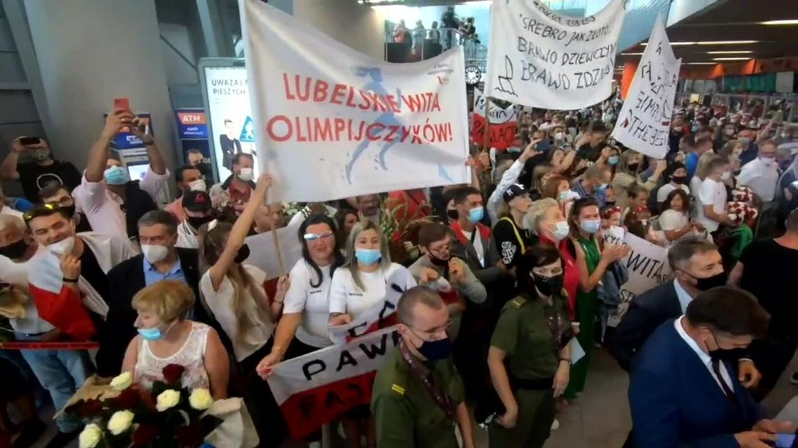 Powrót polskich olimpijczyków. Były owacje od kibiców, były i podziękowania Powrót polskich olimpijczyków. Były owacje od kibiców, były i podziękowania