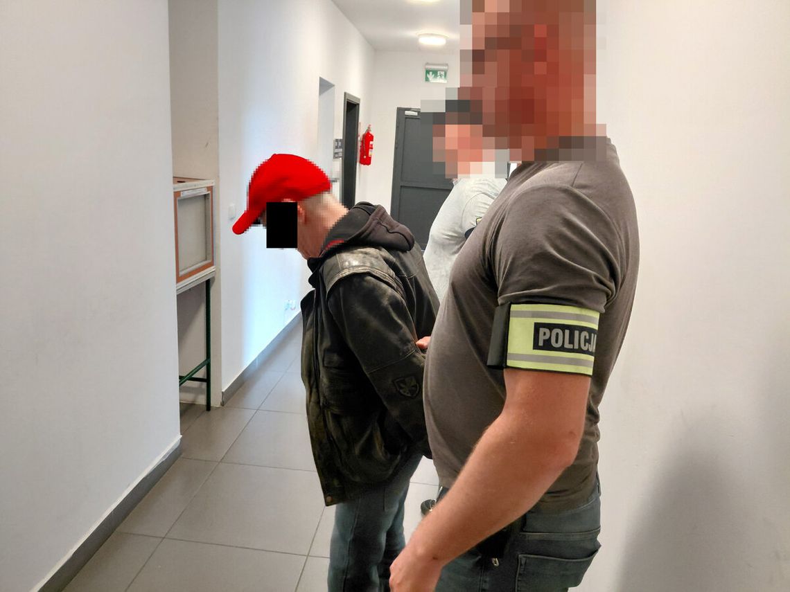 Powrót zakończony zatrzymaniem. Policja czekała na niego na lotnisku w Radomiu Powrót zakończony zatrzymaniem. Policja czekała na niego na lotnisku w Radomiu
