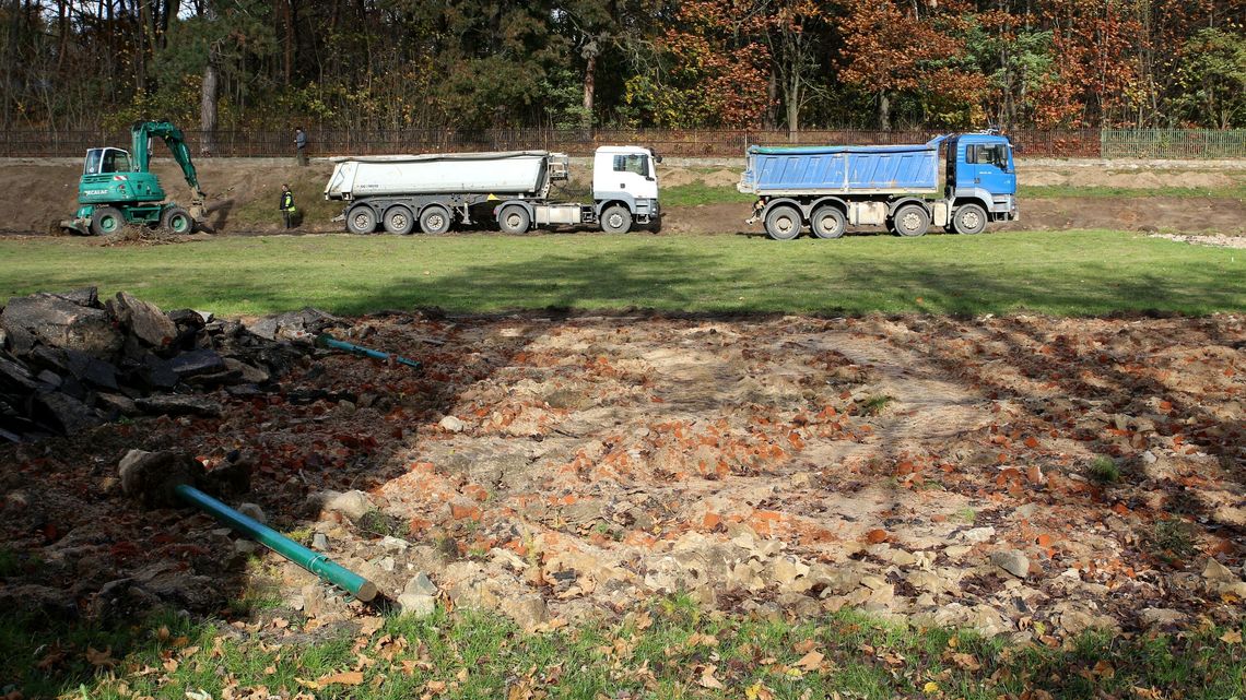 Powstają długo wyczekiwane boiska przy puławskiej "trójce" Powstają długo wyczekiwane boiska przy puławskiej "trójce"