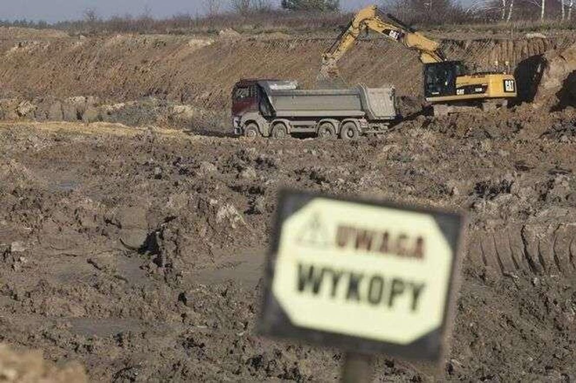 Powstaje nowa trasa do Warszawy. Drogowcy kładą nawierzchnię