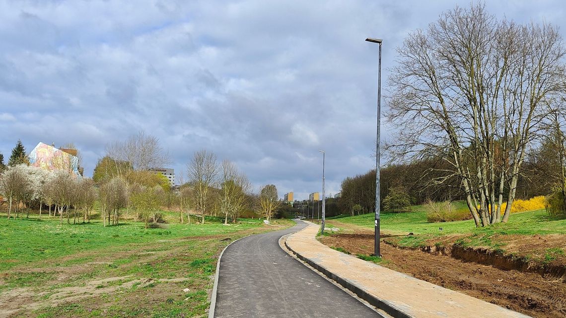 Powstaje nowy chodnik i ścieżka rowerowa. Prace na finiszu Powstaje nowy chodnik i ścieżka rowerowa. Prace na finiszu