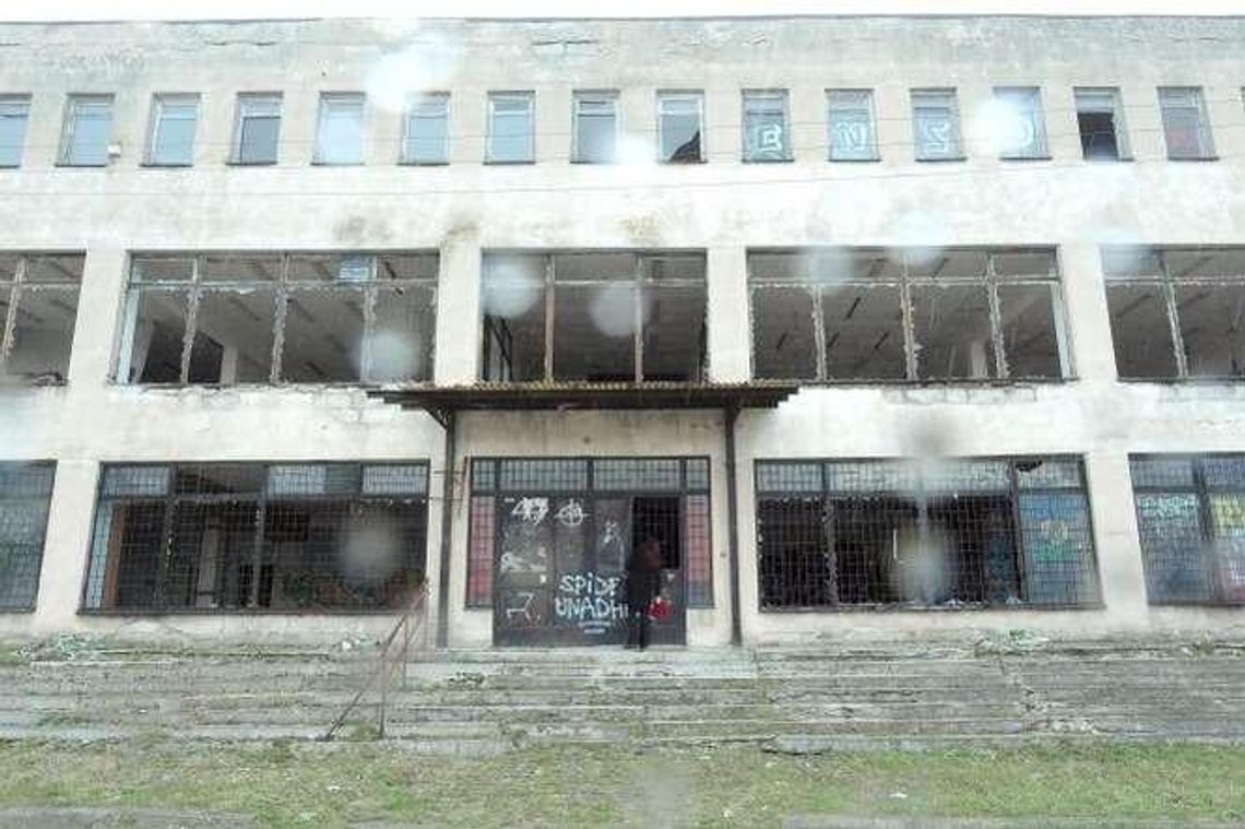 Powybijane szyby, pomazana elewacja. Rudera straszy, będzie kontrola