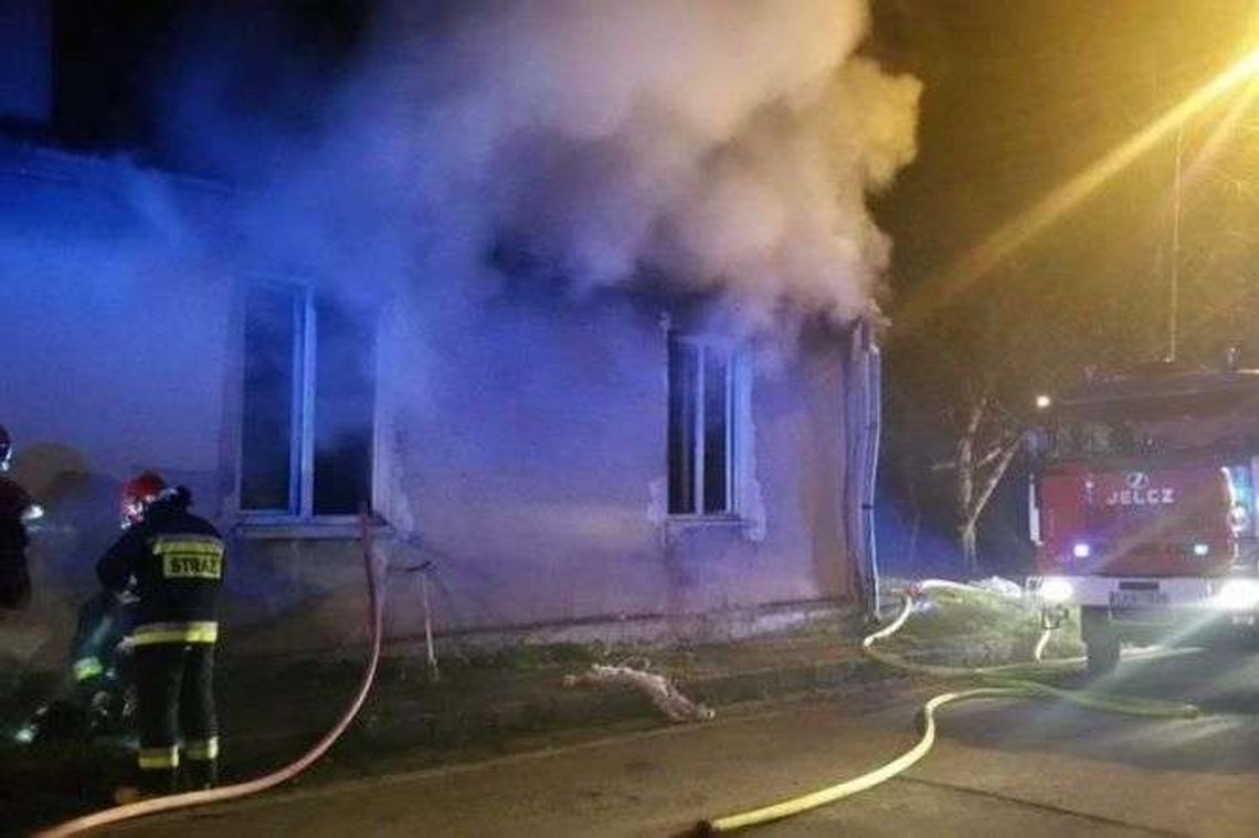 Pożar budynku socjalnego w Kraśniku. Jedna osoba nie żyje, 7 ewakuowano [zdjęcia]