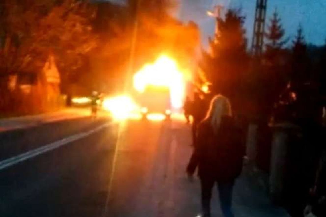 Pożar busa pasażerskiego w Bochotnicy. Z pojazdu niewiele zostało (wideo)