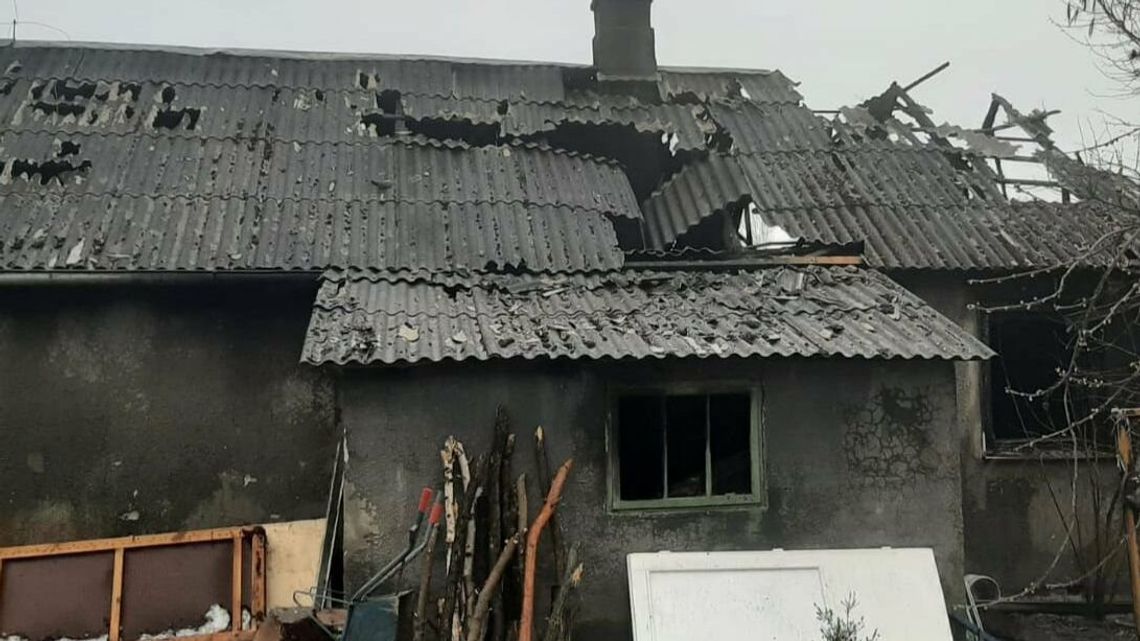 Pożar domu. Jeden z odnalezionych mężczyzn już nie dawał oznak życia