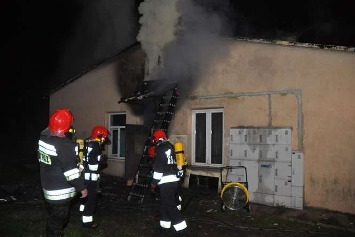 Pożar domu socjalnego w Kraśniku. Jedna ofiara, 10 rodzin bez dachu nad głową [zdjęcia]