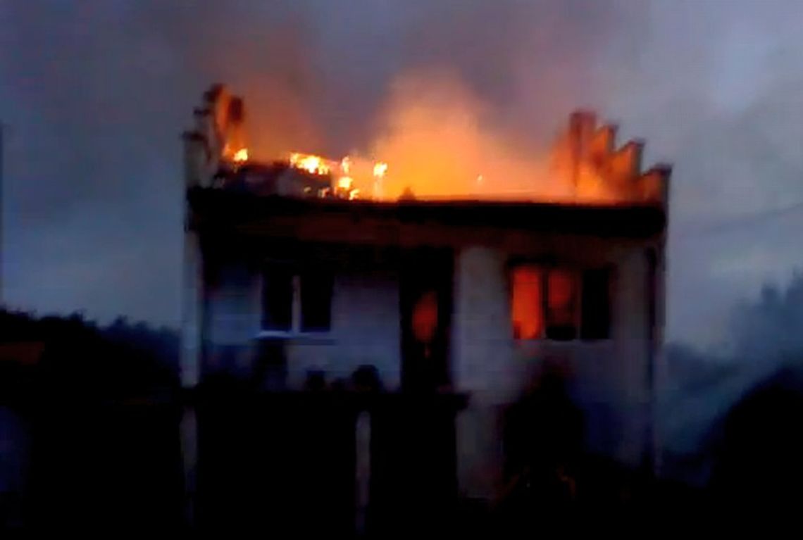Pożar domu w Firleju. Właściciel się powiesił (wideo)