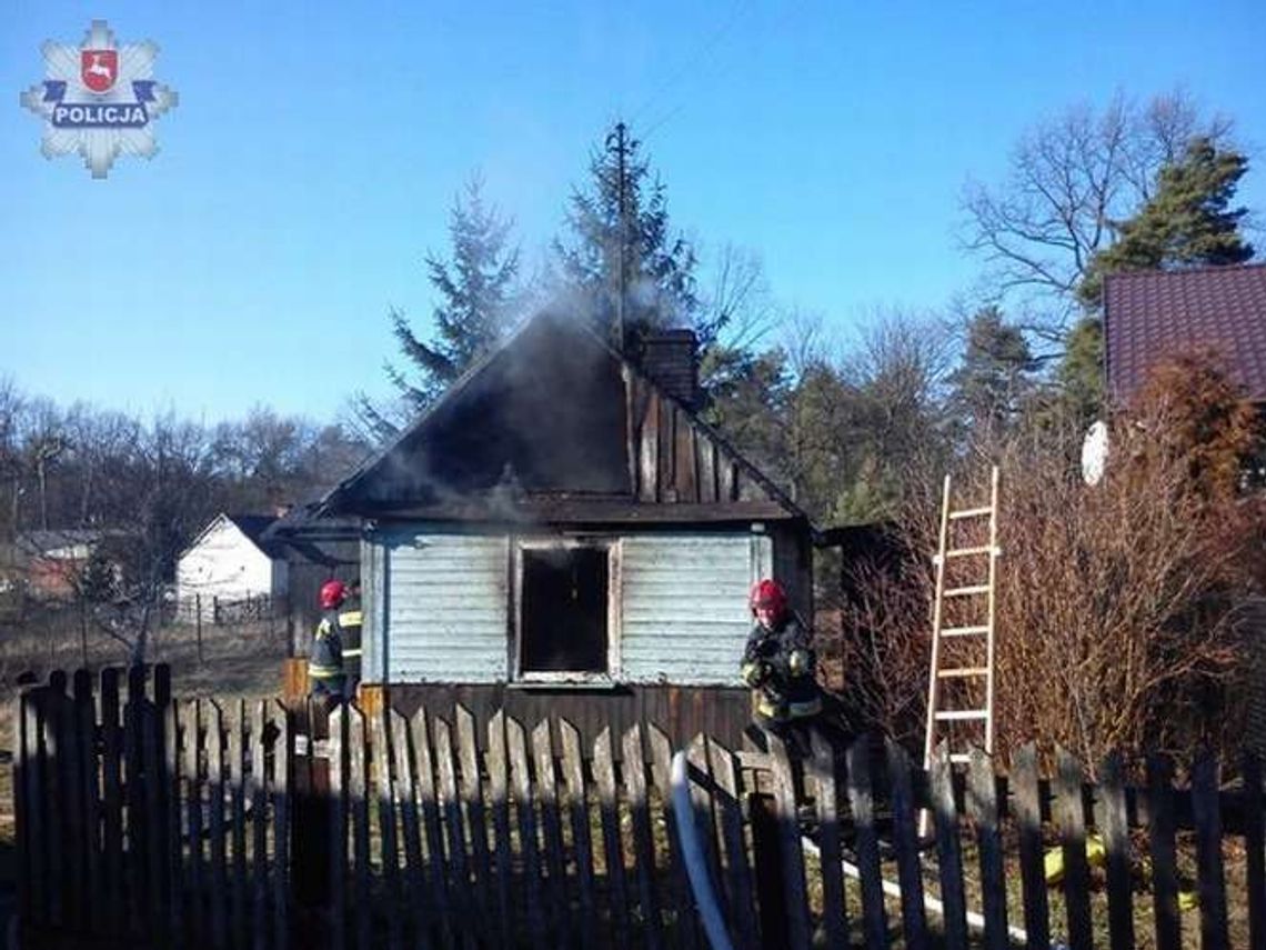 Pożar domu w Rykach. Sąsiedzi pomogli uciec mężczyźnie