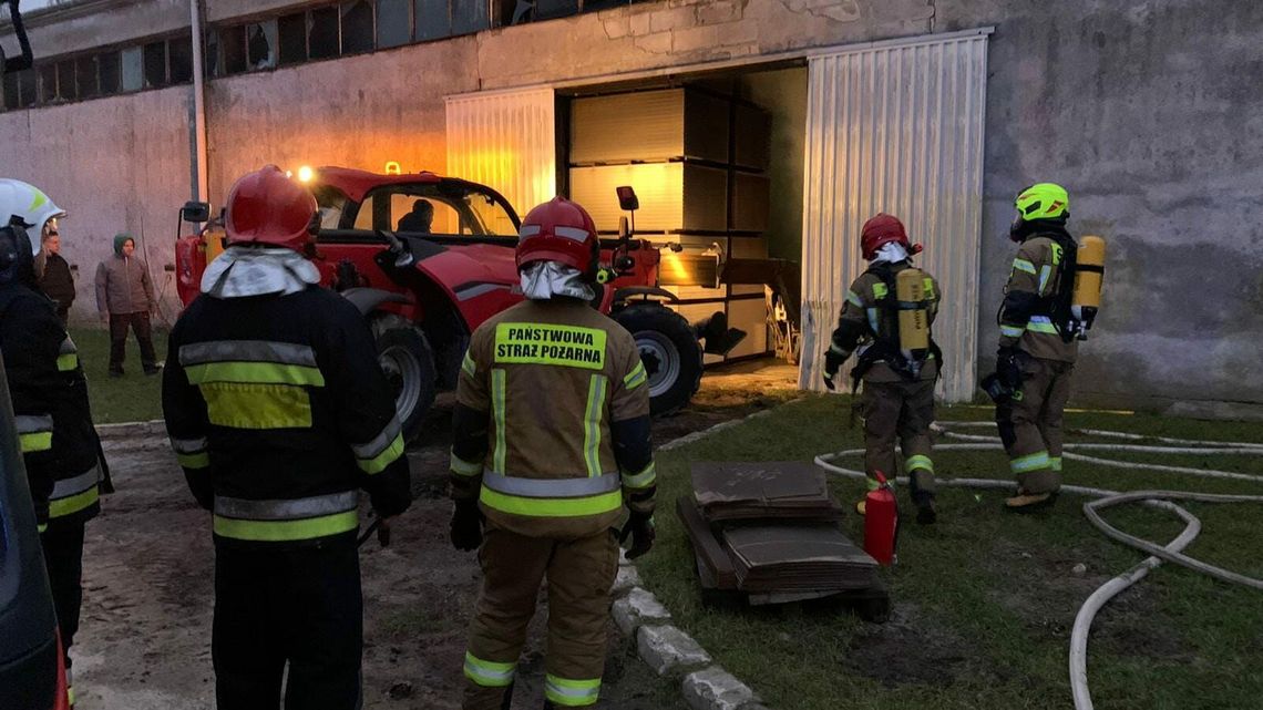 Pożar hali z węglem. W akcji został poszkodowany strażak Pożar hali z węglem. W akcji został poszkodowany strażak