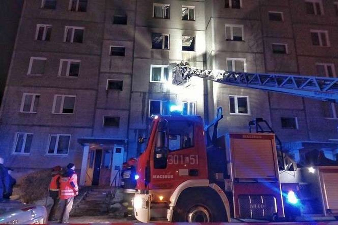 Pożar mieszkania przy ul. Ułanów w Lublinie. 5 osób w szpitalu Pożar mieszkania przy ul. Ułanów w Lublinie. 5 osób w szpitalu