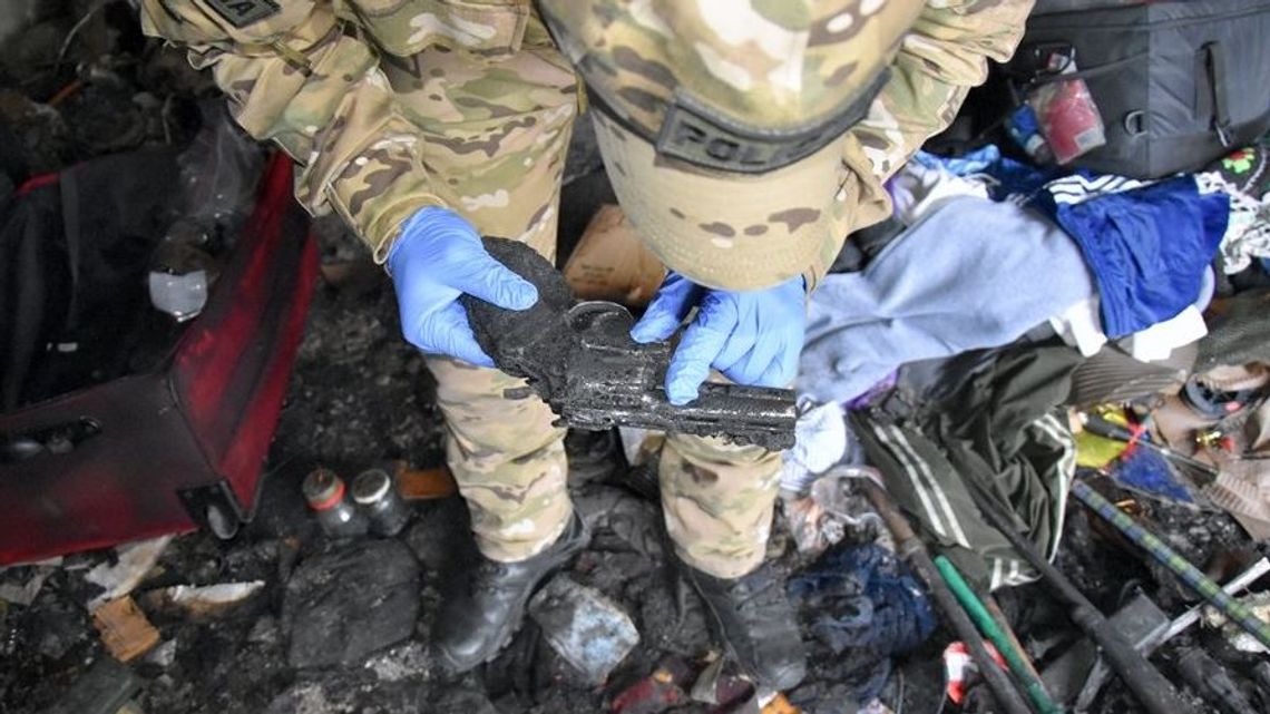 Pożar mieszkania w Kraśniku. Na miejscu odnaleziono broń, amunicję i materiały wybuchowe [zdjęcia]