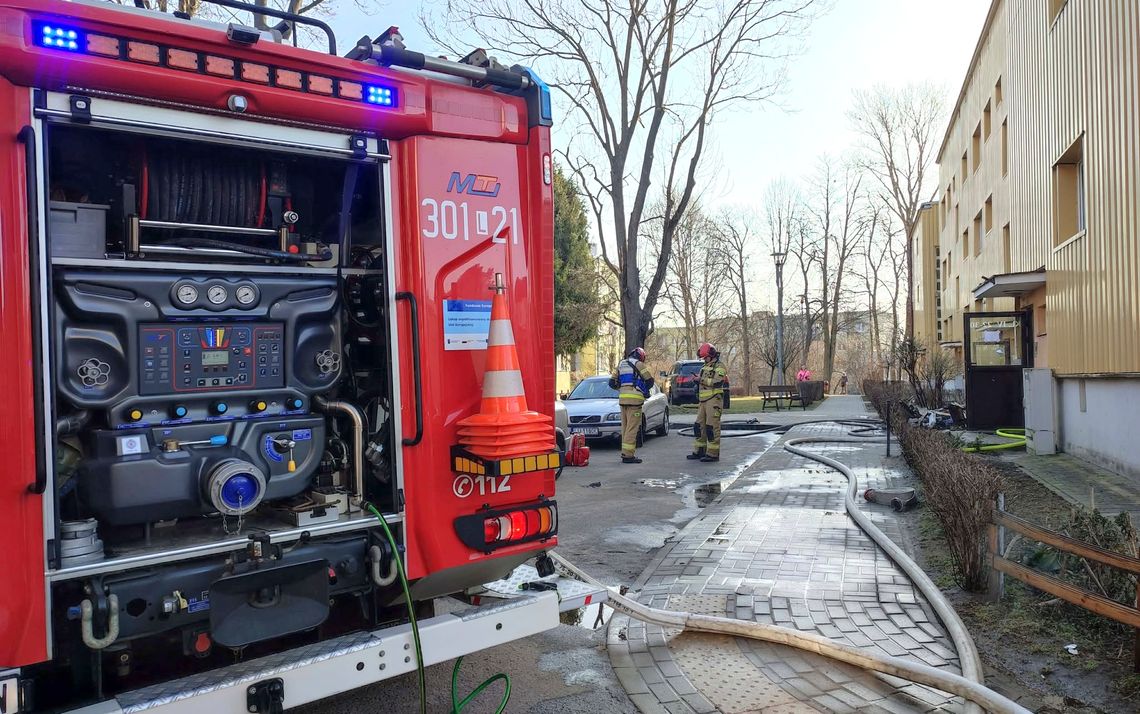 Pożar mieszkania w Lublinie, płomienie wychodziły oknem Pożar mieszkania w Lublinie, płomienie wychodziły oknem