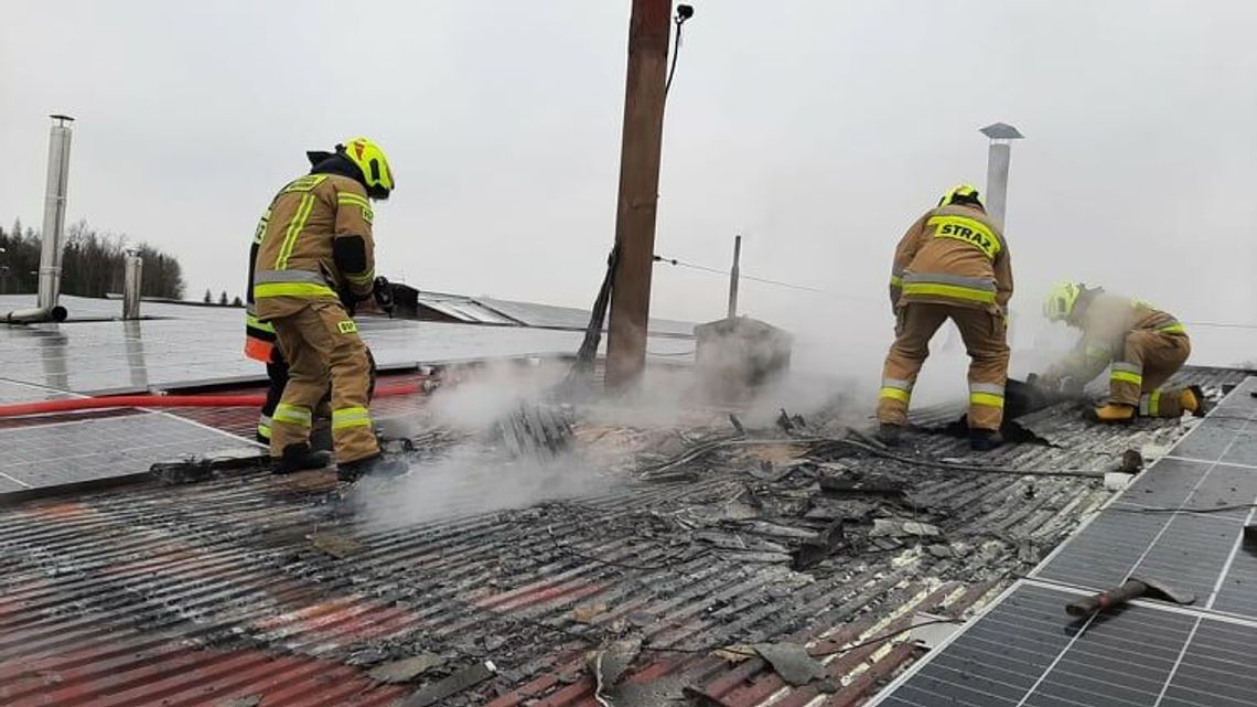 Pożar na dachu piekarni. Zapaliły się panele fotowoltaiczne Pożar na dachu piekarni. Zapaliły się panele fotowoltaiczne