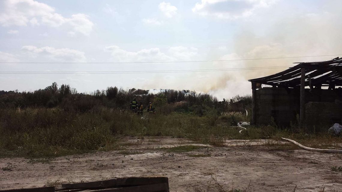 Pożar nielegalnego składowiska odpadów. Gasi je 18 zastępów straży